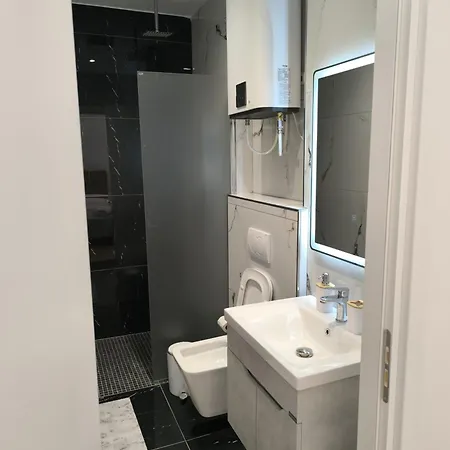 James Studio 티라나